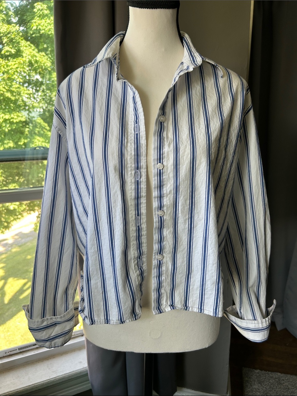 GAP Cropped White Button-Down Shirt with Blue Stripes